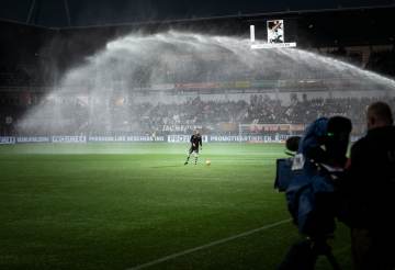 法国1-0赢得憋屈，摩洛哥3-0赢得漂亮，八强战两种足球的终极碰撞｜MK官网官网（配图示意）